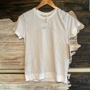 NWT - Lululemon Swiftly Breathe Short Sleeve - Size 4